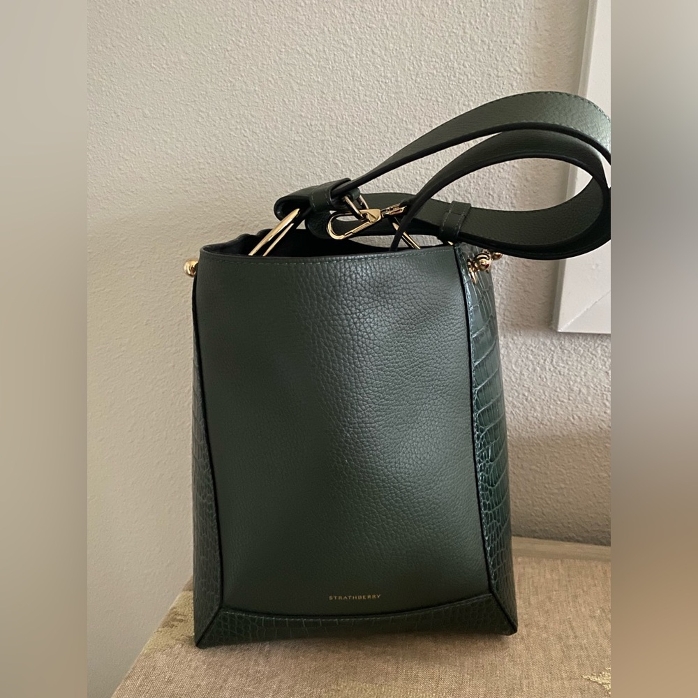 NWT Strathberry Lana Midi Bucket Bag, color Bottle Green